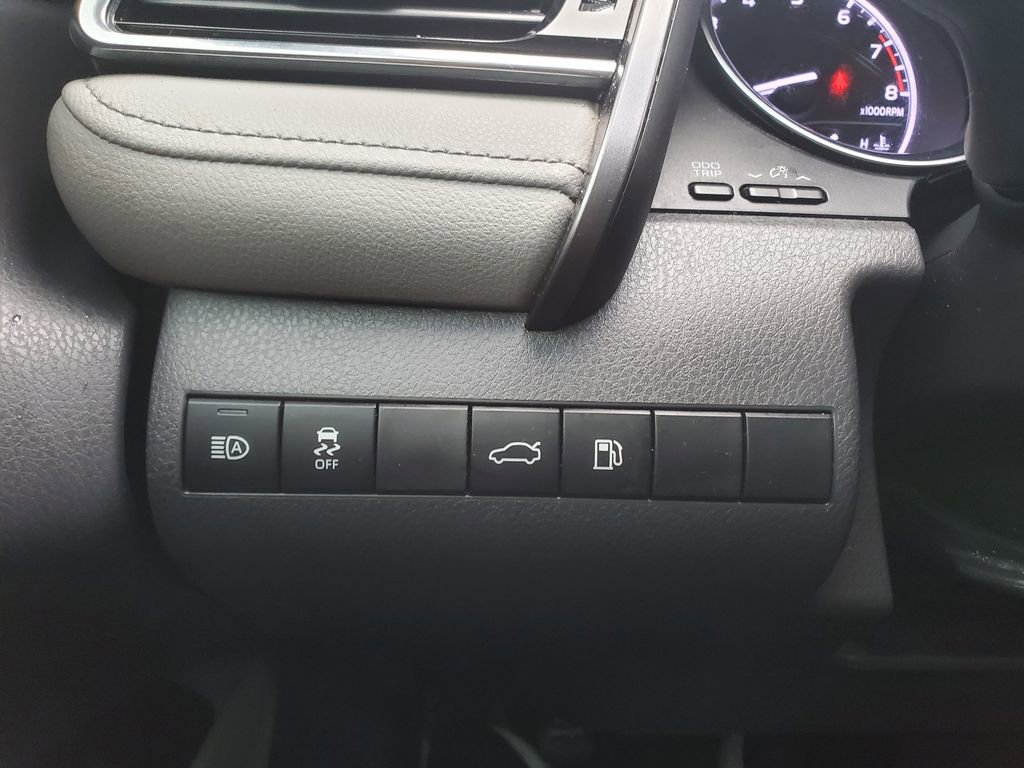 Used 2018 Toyota Camry L image 16