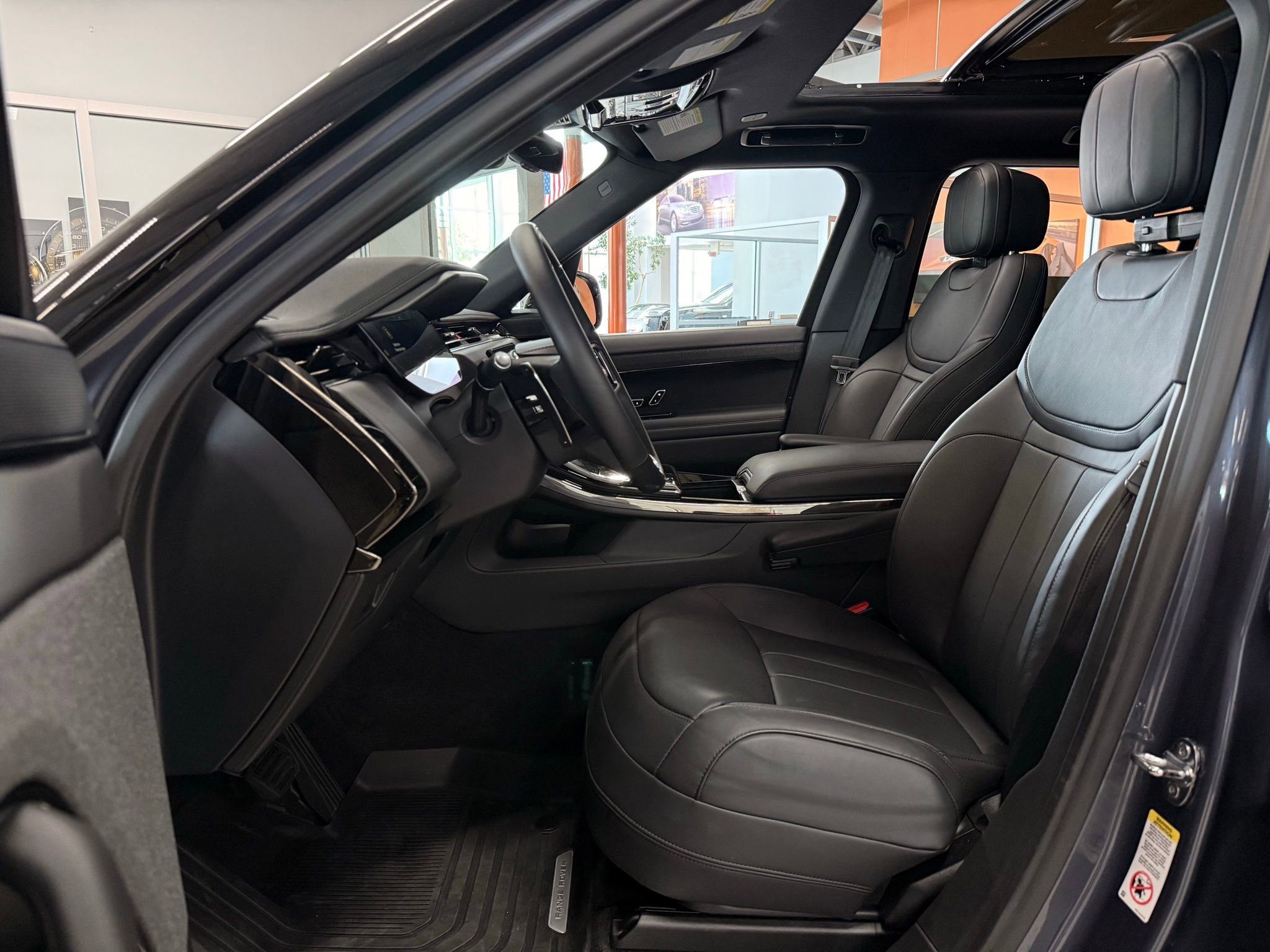 Used 2025 Land Rover Range Rover Sport SE AWD/4WD image 7