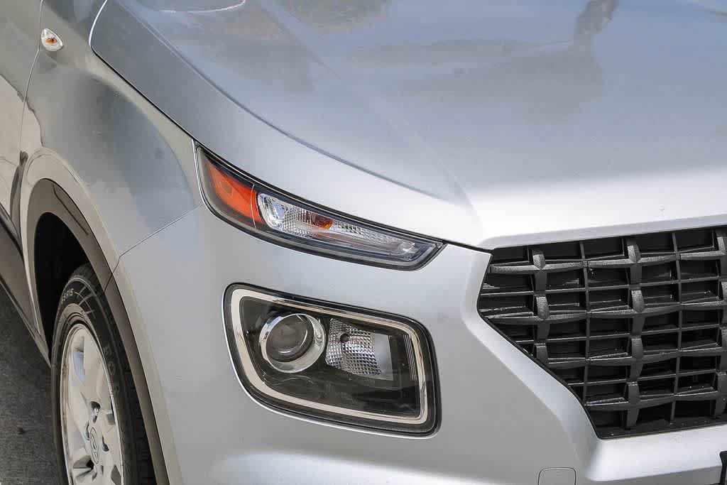 Used 2022 Hyundai Venue SE image 4