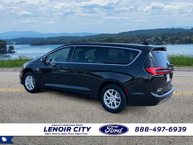 Used 2023 Chrysler Pacifica Touring-L FWD image 5