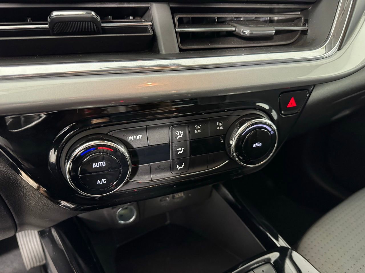 Used 2025 Chevrolet Trax LT image 18