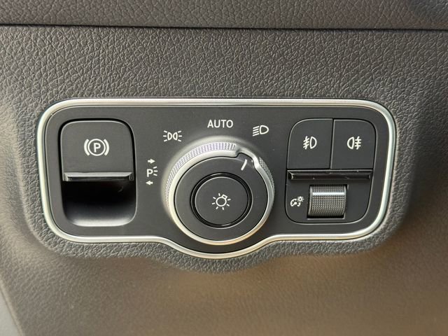 Used 2025 Mercedes-Benz GLB 250 4MATIC image 17