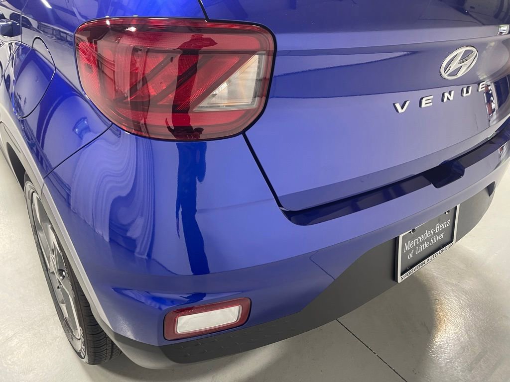 Used 2024 Hyundai Venue Limited FWD image 11