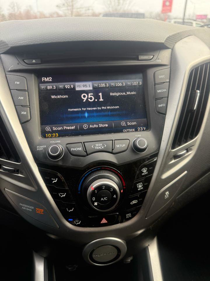 Used 2012 Hyundai Veloster w/ Style Pkg image 13