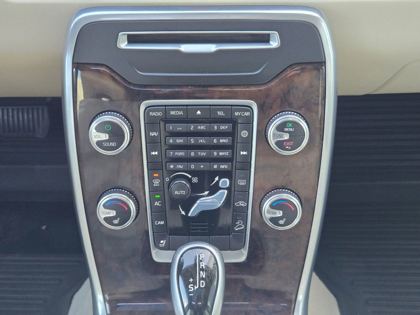 Used 2016 Volvo XC70 T5 Premier image 26