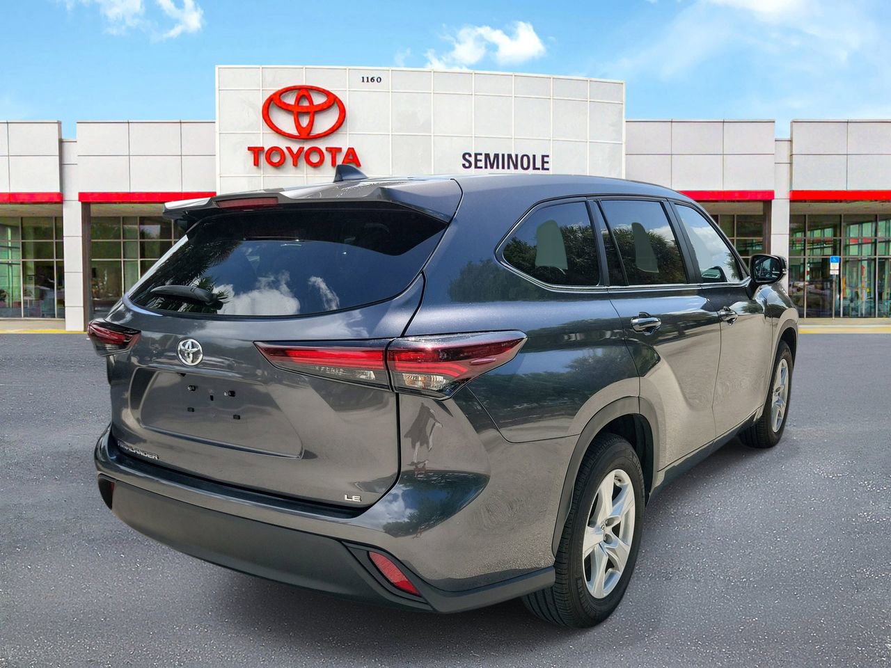 Used 2025 Toyota Highlander LE image 3