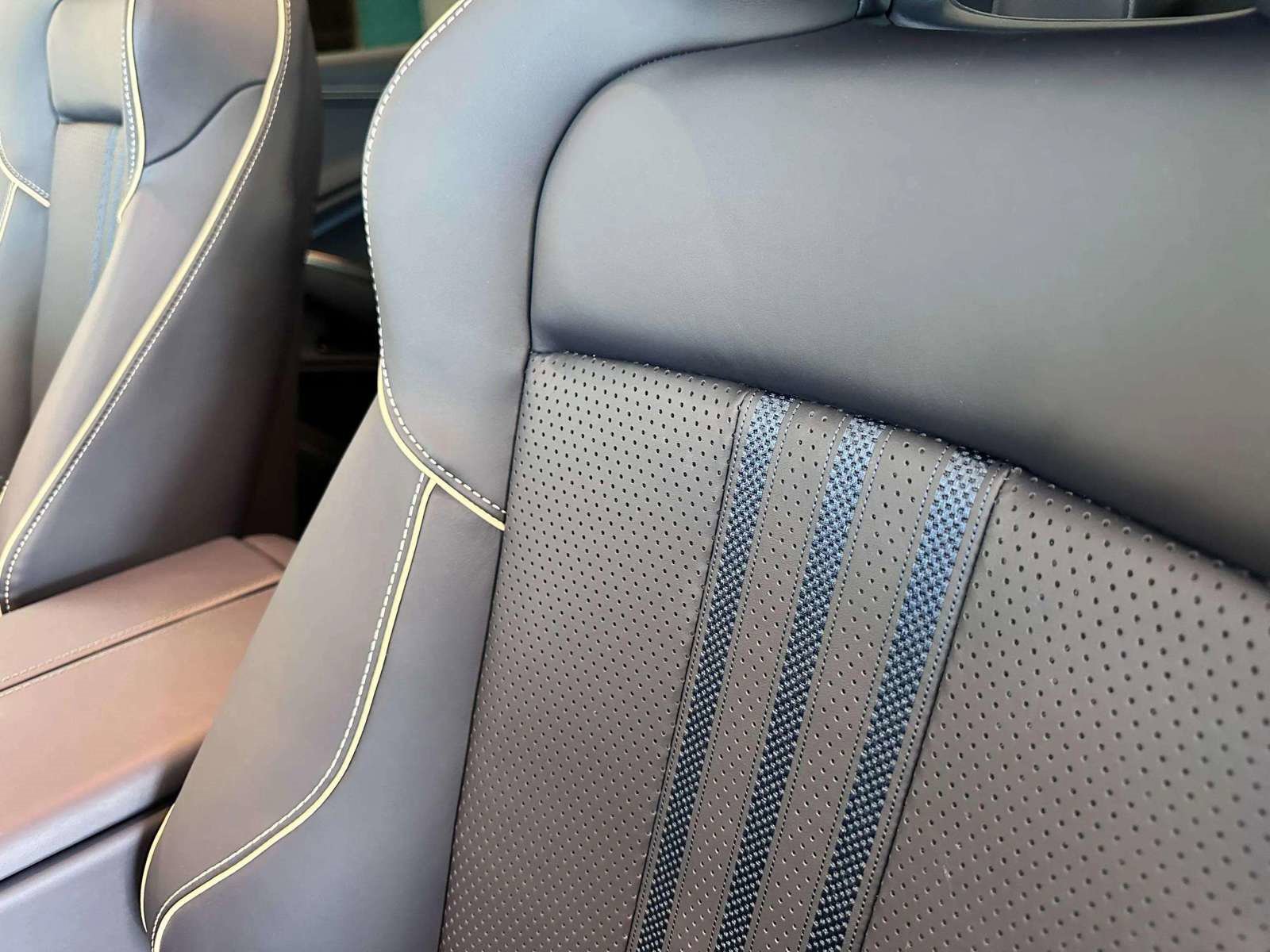 New 2025 Aston Martin DBX 707 image 19