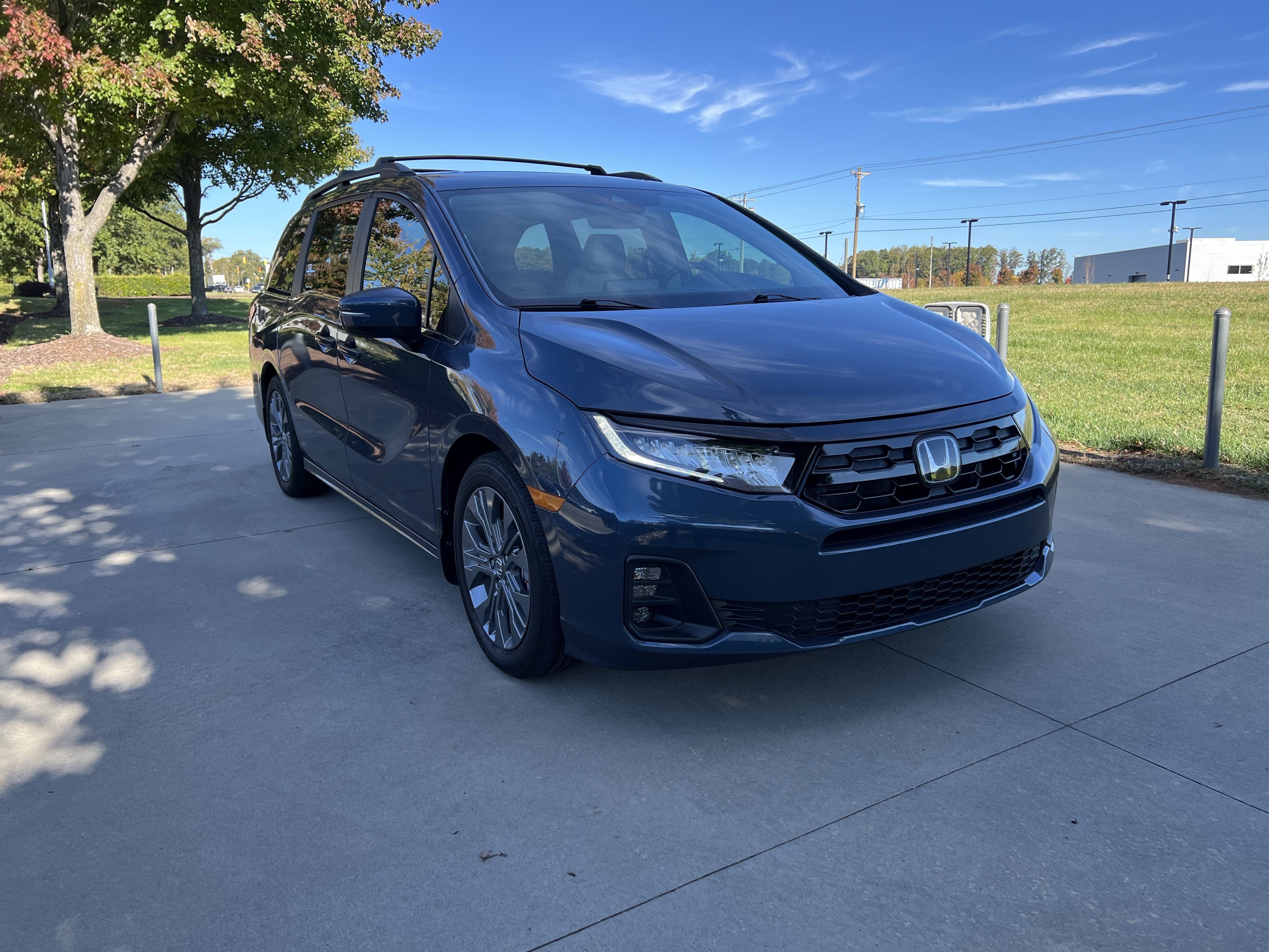 Used 2025 Honda Odyssey Touring image 2