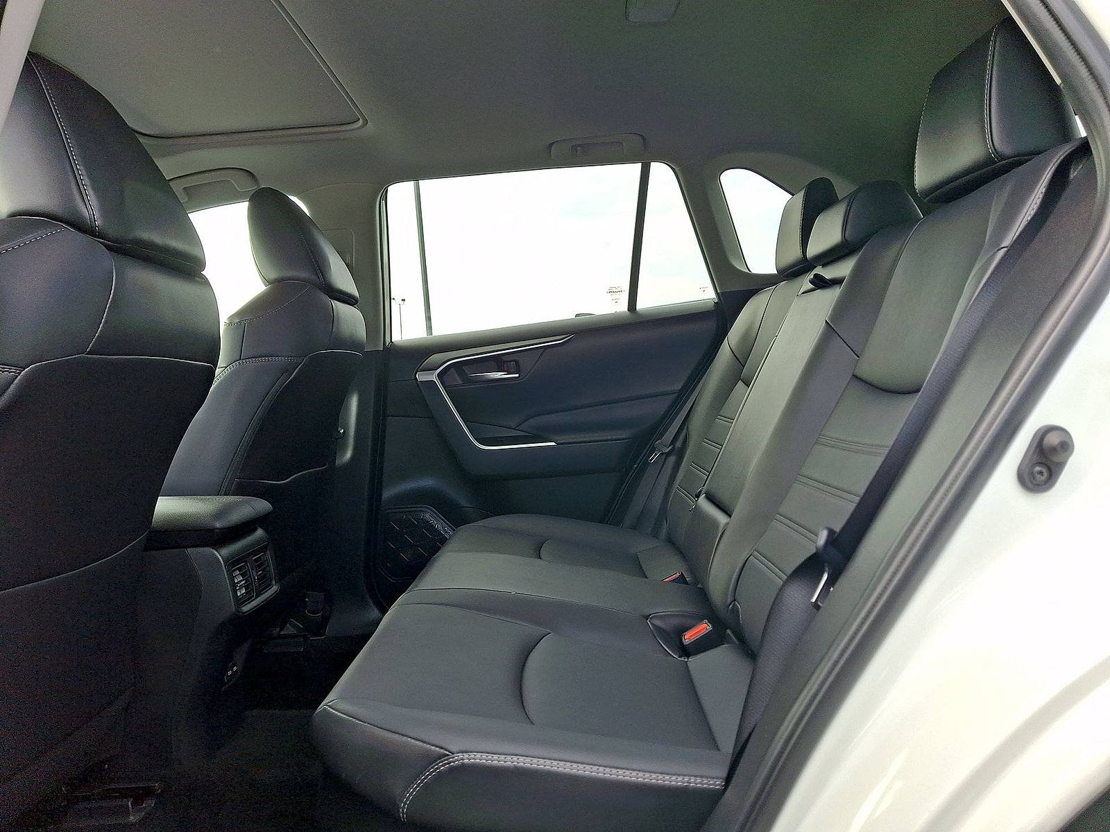 Used 2022 Toyota RAV4 XLE Premium AWD/4WD image 19