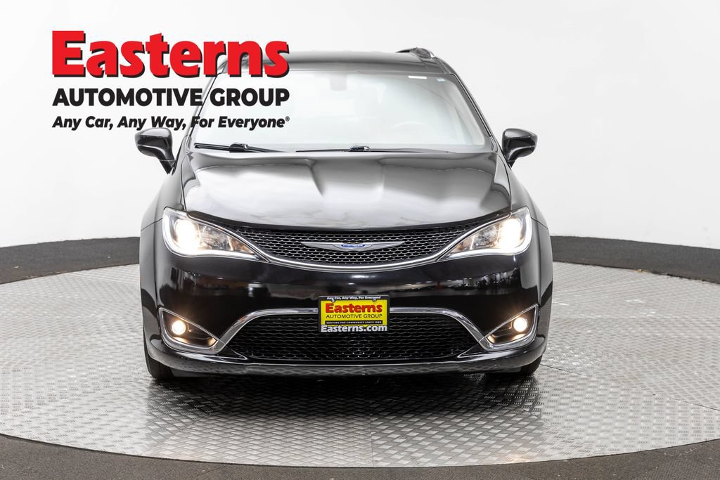 Used 2019 Chrysler Pacifica Touring-L FWD image 2