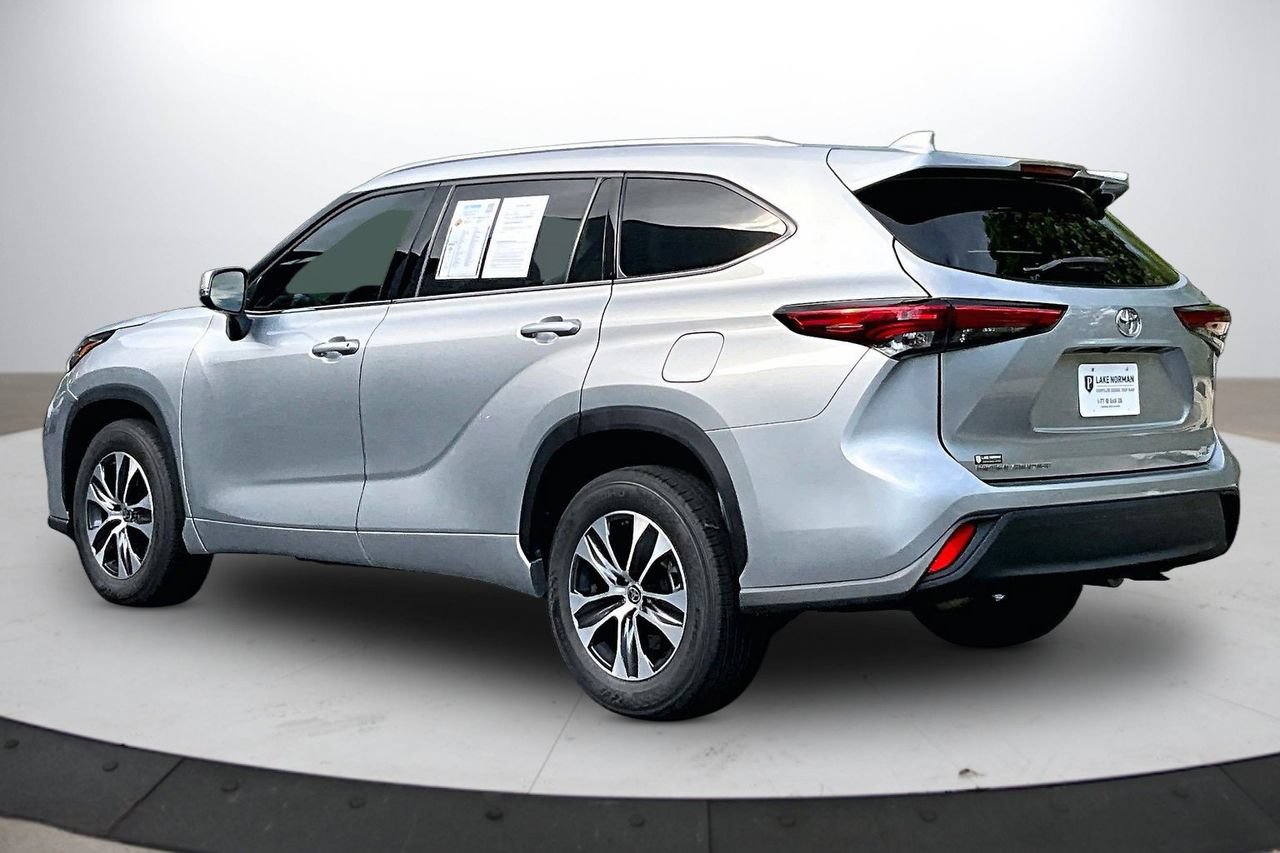 Used 2021 Toyota Highlander XLE FWD image 7