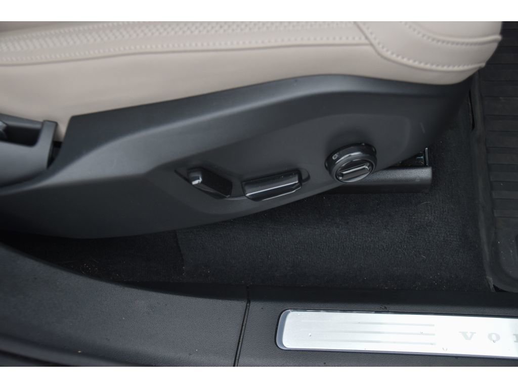 Certified 2026 Volvo XC90 B5 Core w/ Protection Package Premier image 32