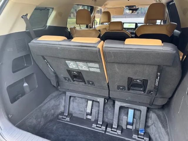 Used 2024 Kia Carnival EX image 9