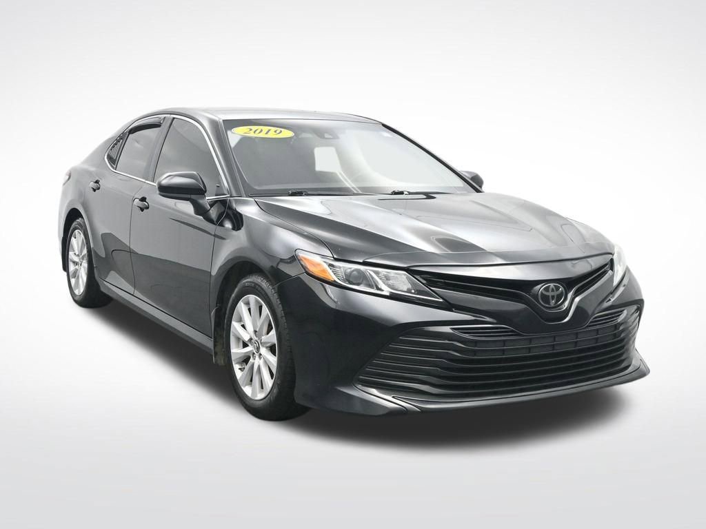 Used 2019 Toyota Camry LE image 3