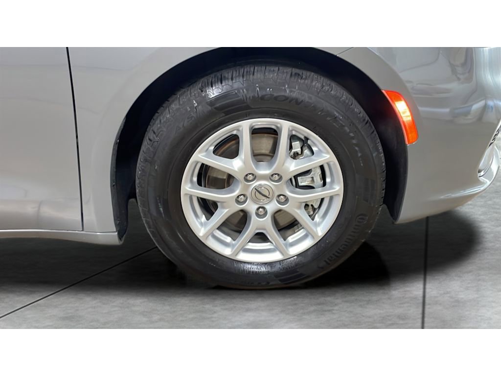 Used 2023 Chrysler Pacifica Touring image 19