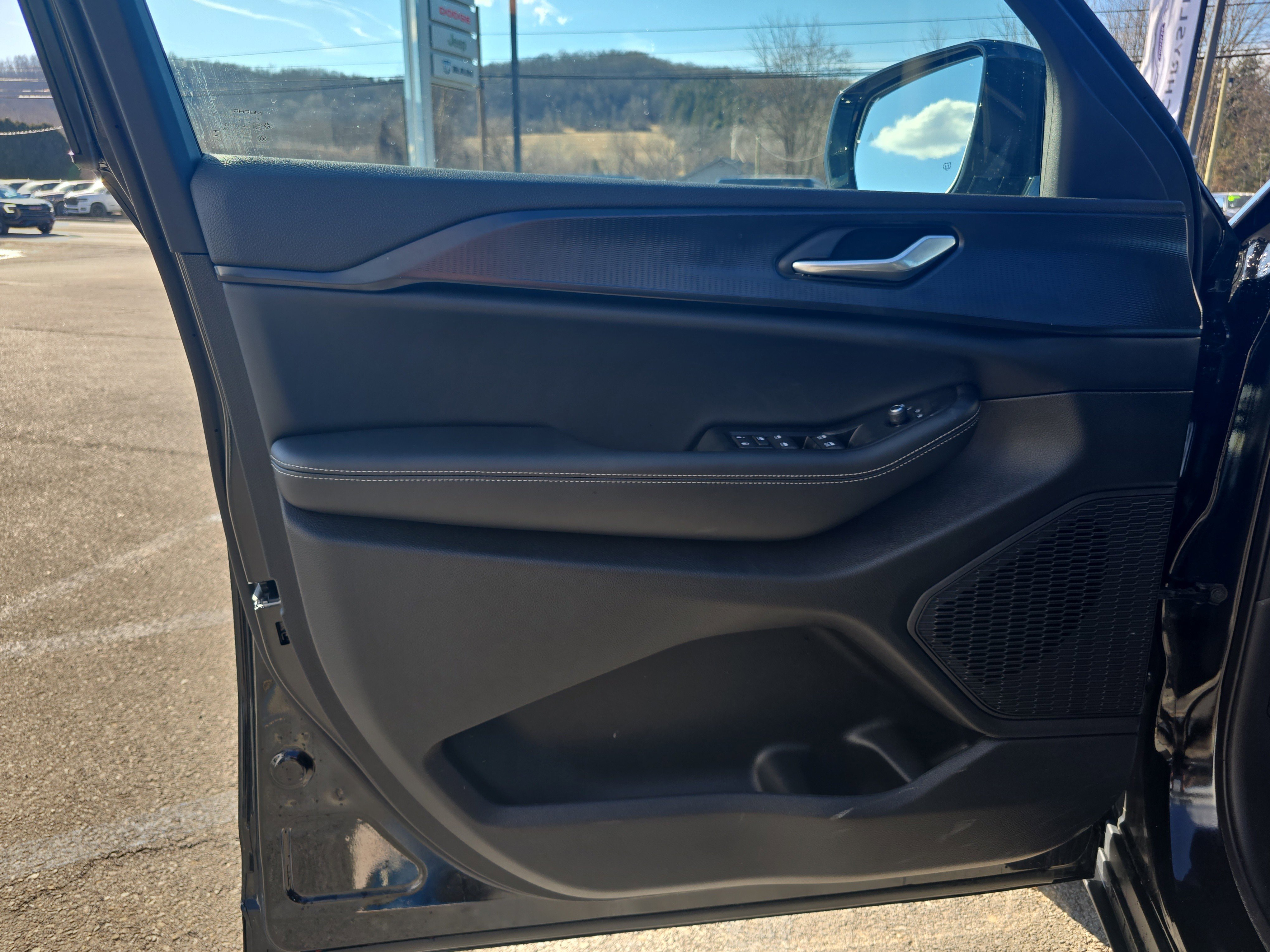 Used 2025 Jeep Grand Cherokee Altitude image 17