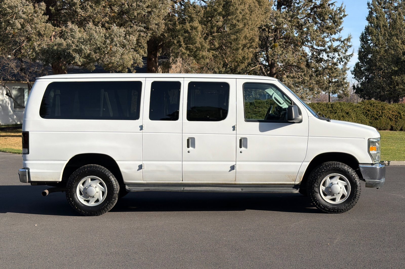 Used 2011 Ford E-350 and Econoline 350 XLT image 3