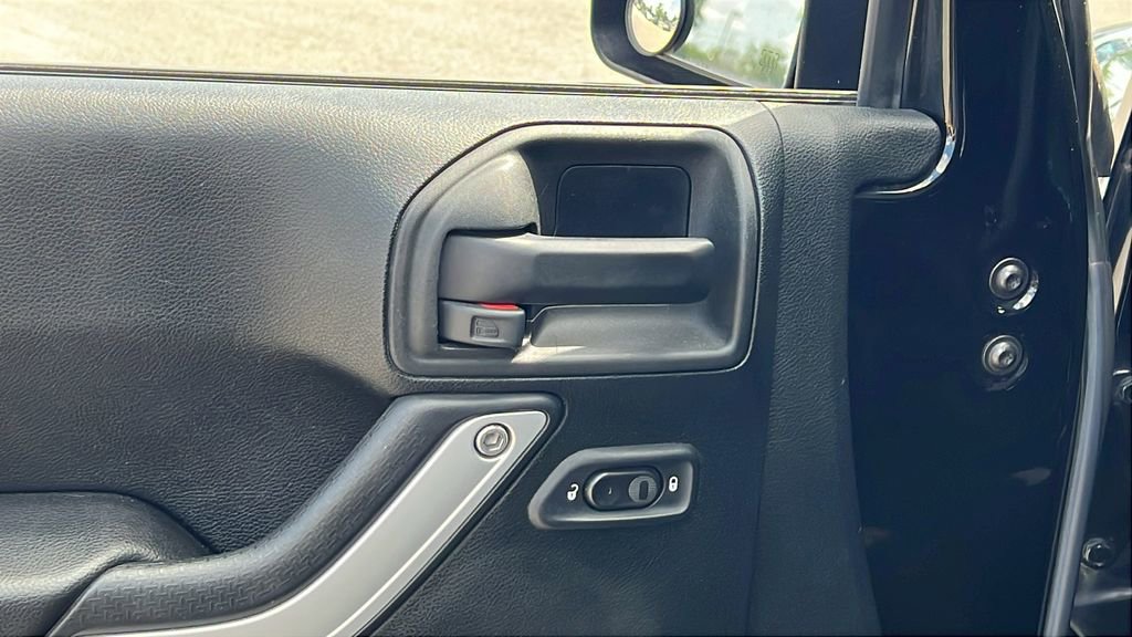 Used 2017 Jeep Wrangler Unlimited Sahara AWD/4WD image 10