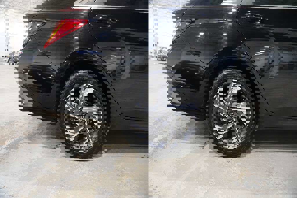 Used 2025 Hyundai Elantra SEL image 12