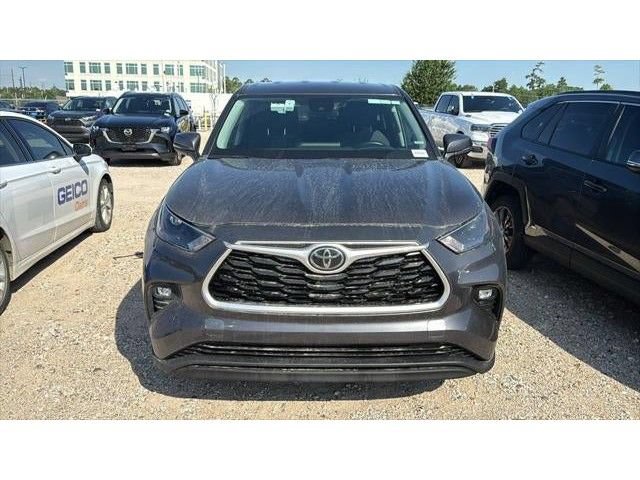 Used 2024 Toyota Highlander LE FWD image 11