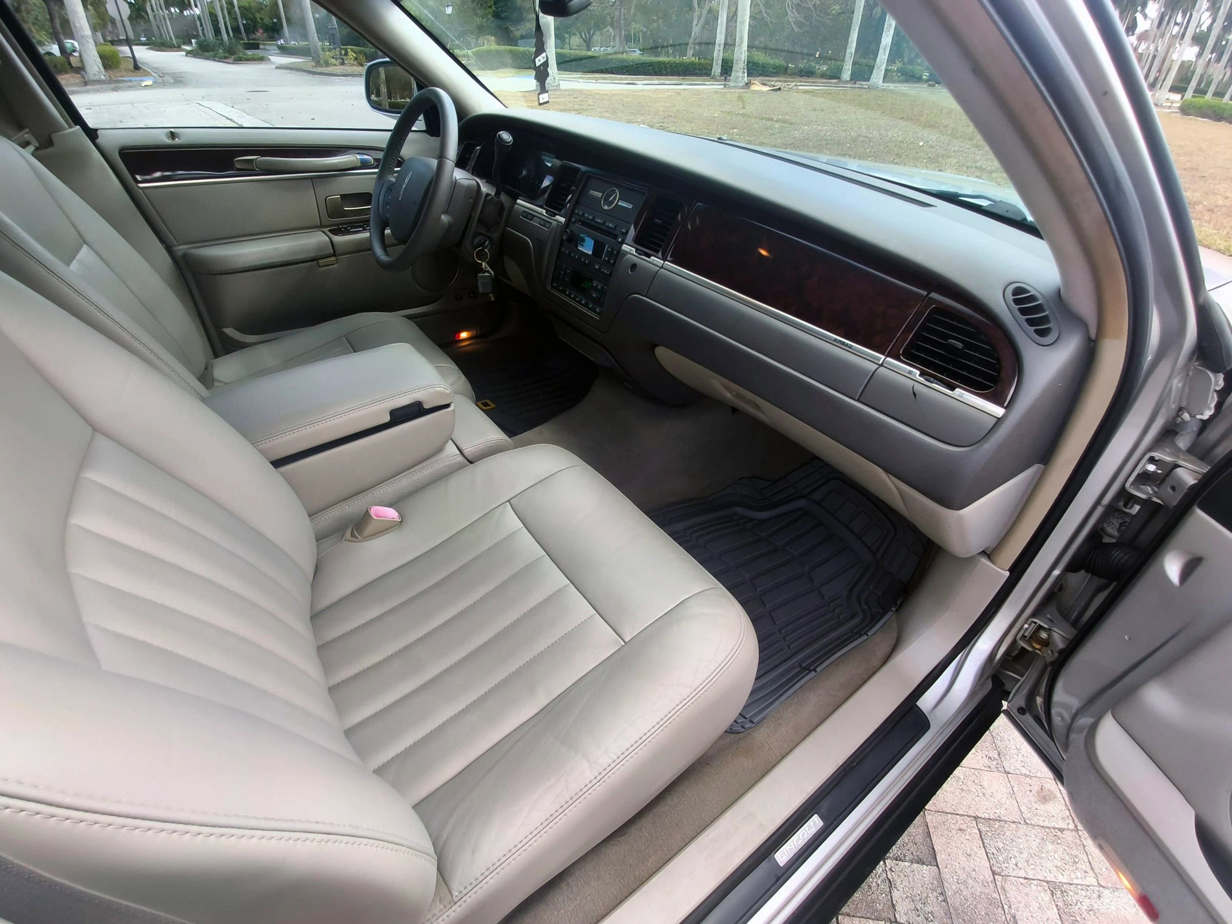 Used 2006 Lincoln Town Car Signature image 36