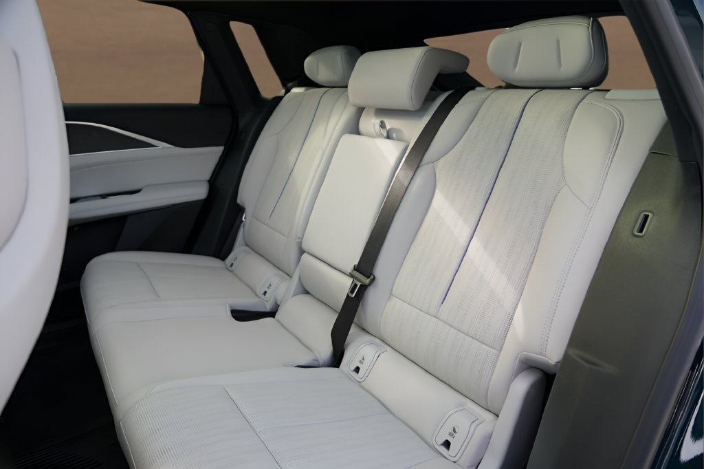 Used 2025 Cadillac Lyriq Luxury w/ LPO, Floor Liner Package RWD image 32