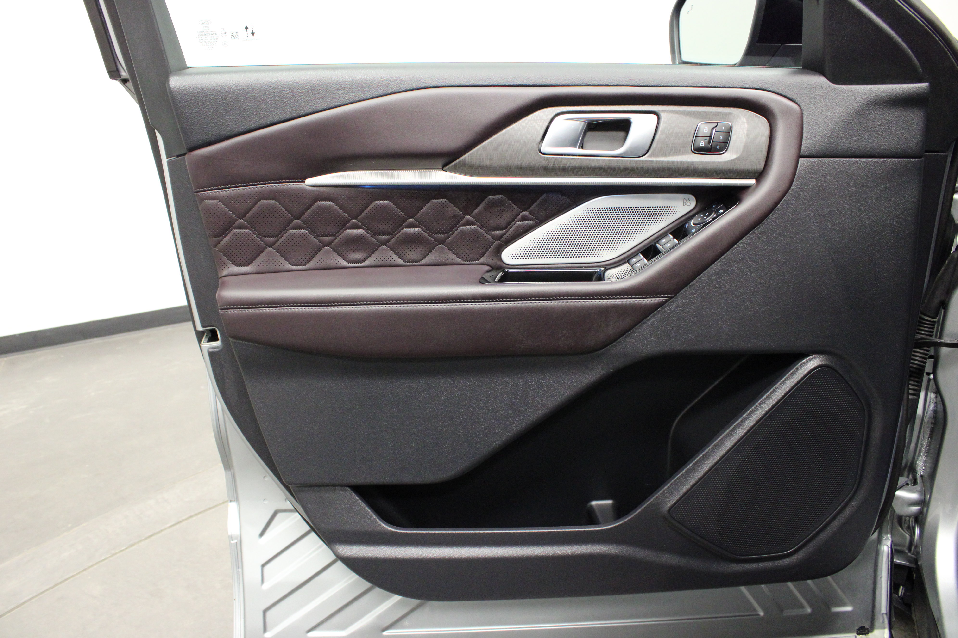 Used 2025 Ford Explorer Platinum w/ Ultimate Package AWD/4WD image 12