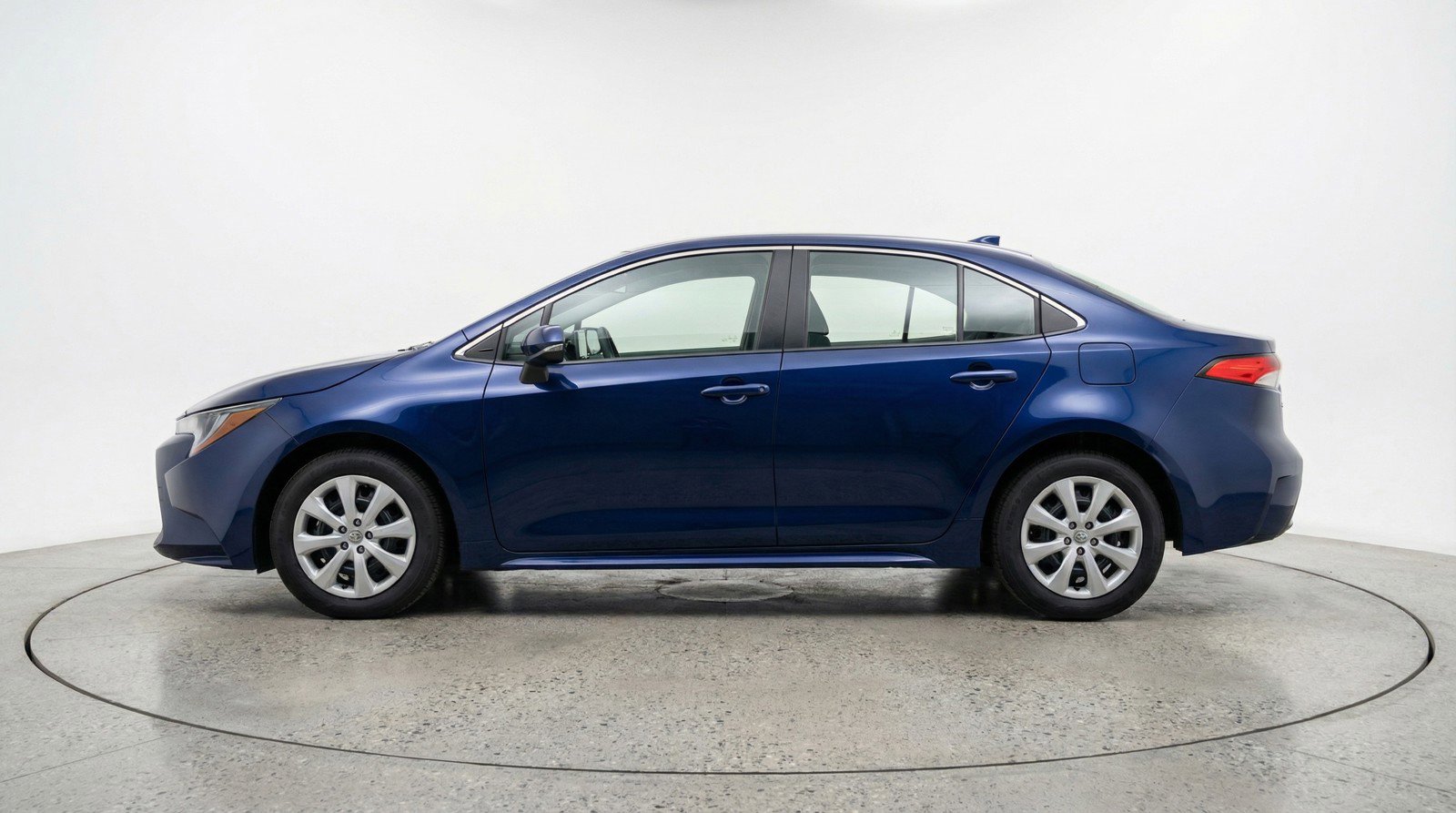 Used 2025 Toyota Corolla LE FWD image 5