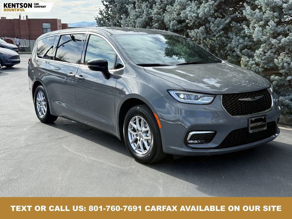 Used 2025 Chrysler Pacifica Select image 13