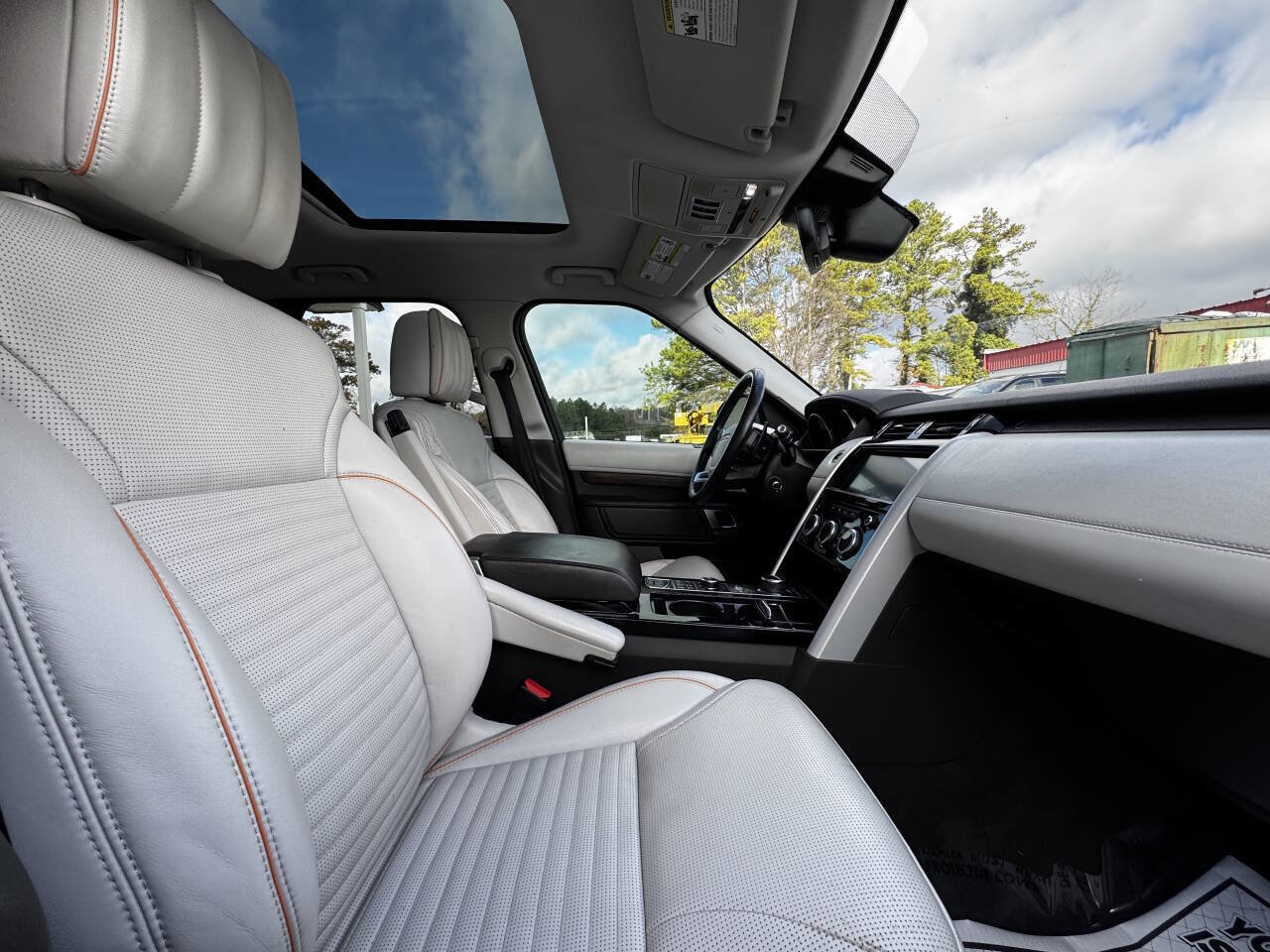 Used 2017 Land Rover Discovery HSE Luxury image 17