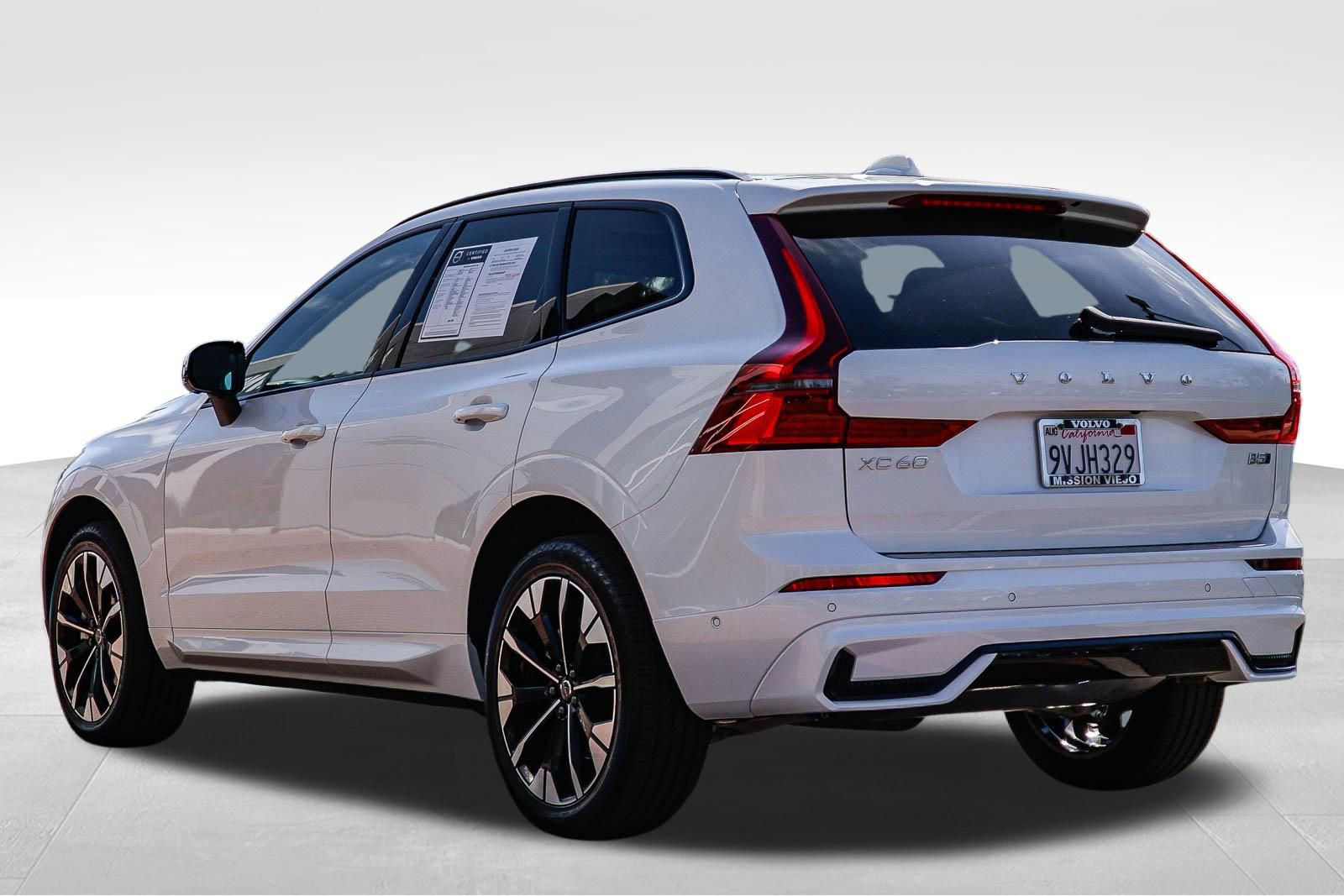 Certified 2026 Volvo XC60 B5 Plus w/ Climate Package PRO AWD/4WD image 5