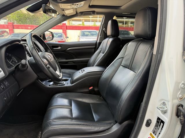 Used 2017 Toyota Highlander SE w/ Carpet Mat Package AWD/4WD image 26