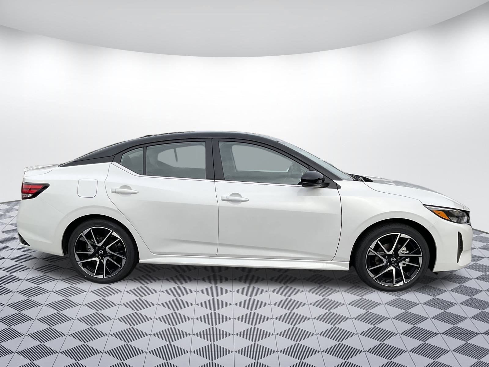 Used 2025 Nissan Sentra SR image 2