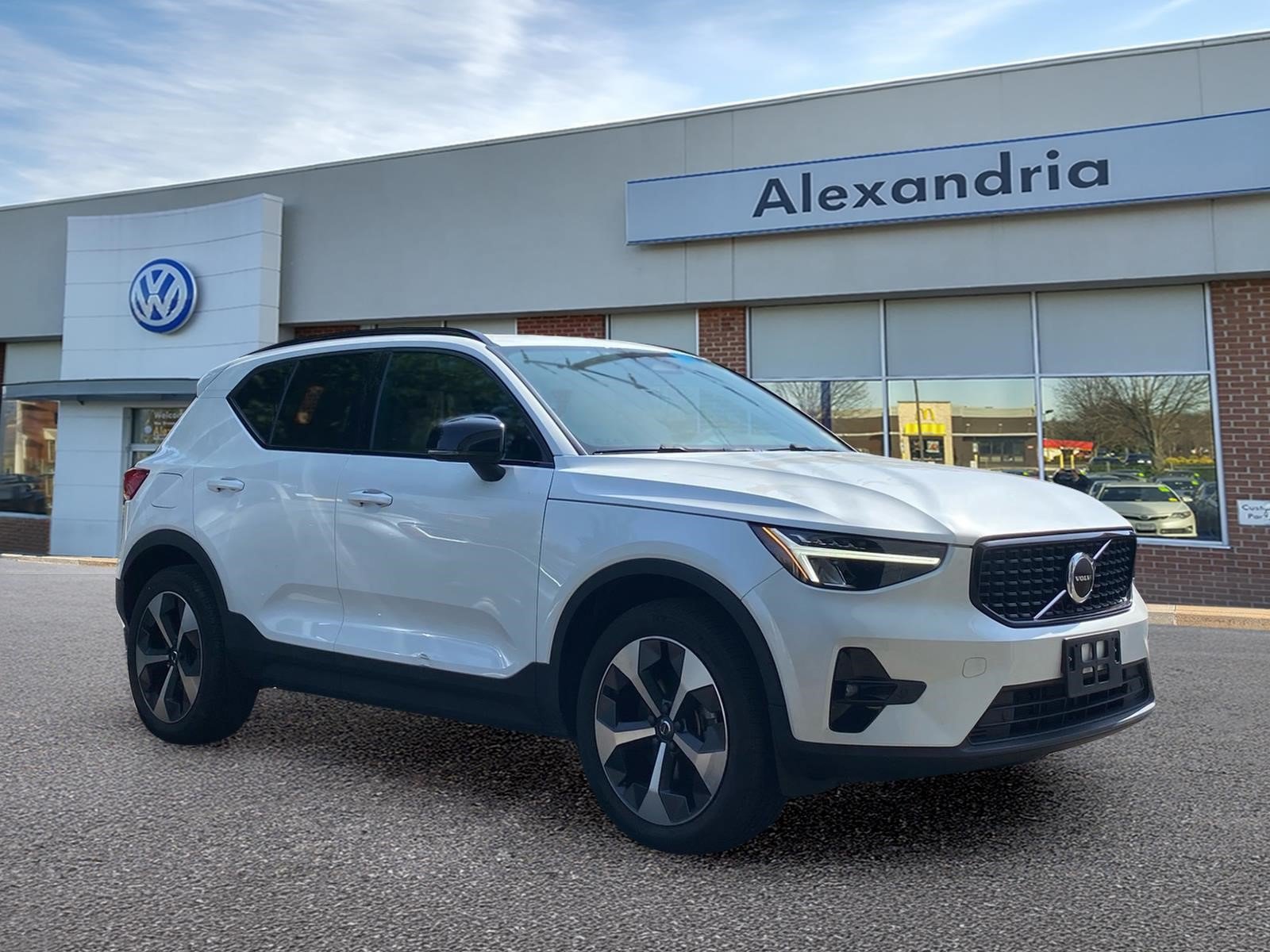 Used 2023 Volvo XC40 B5 Plus AWD/4WD image 1