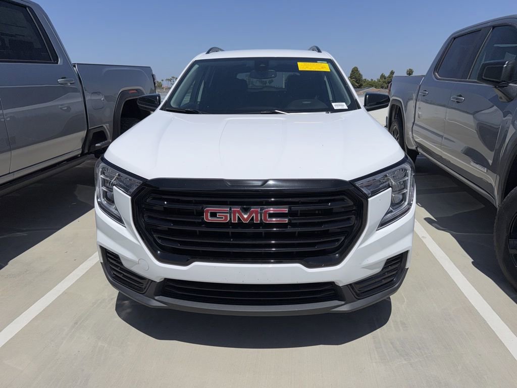 Used 2024 GMC Terrain SLE w/ Driver Convenience Package FWD image 1