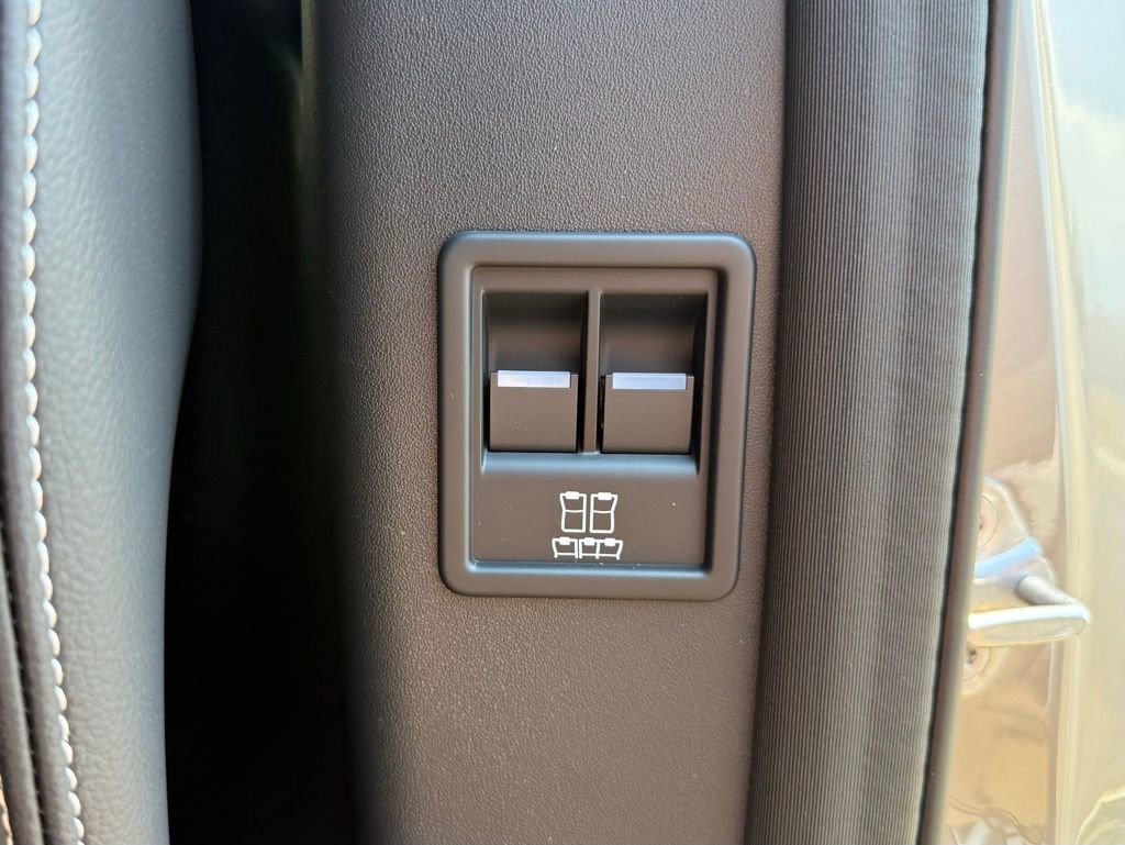 Certified 2025 Land Rover Discovery Dynamic SE image 36