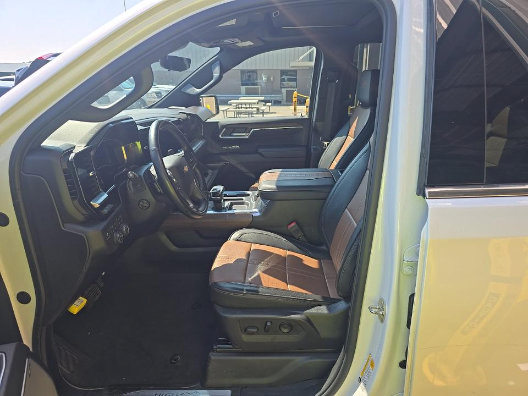Used 2024 Chevrolet Silverado 1500 High Country w/ High Country Premium Package AWD/4WD image 4