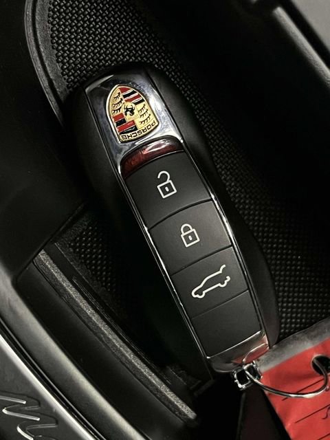 Certified 2025 Porsche Macan AWD/4WD image 44