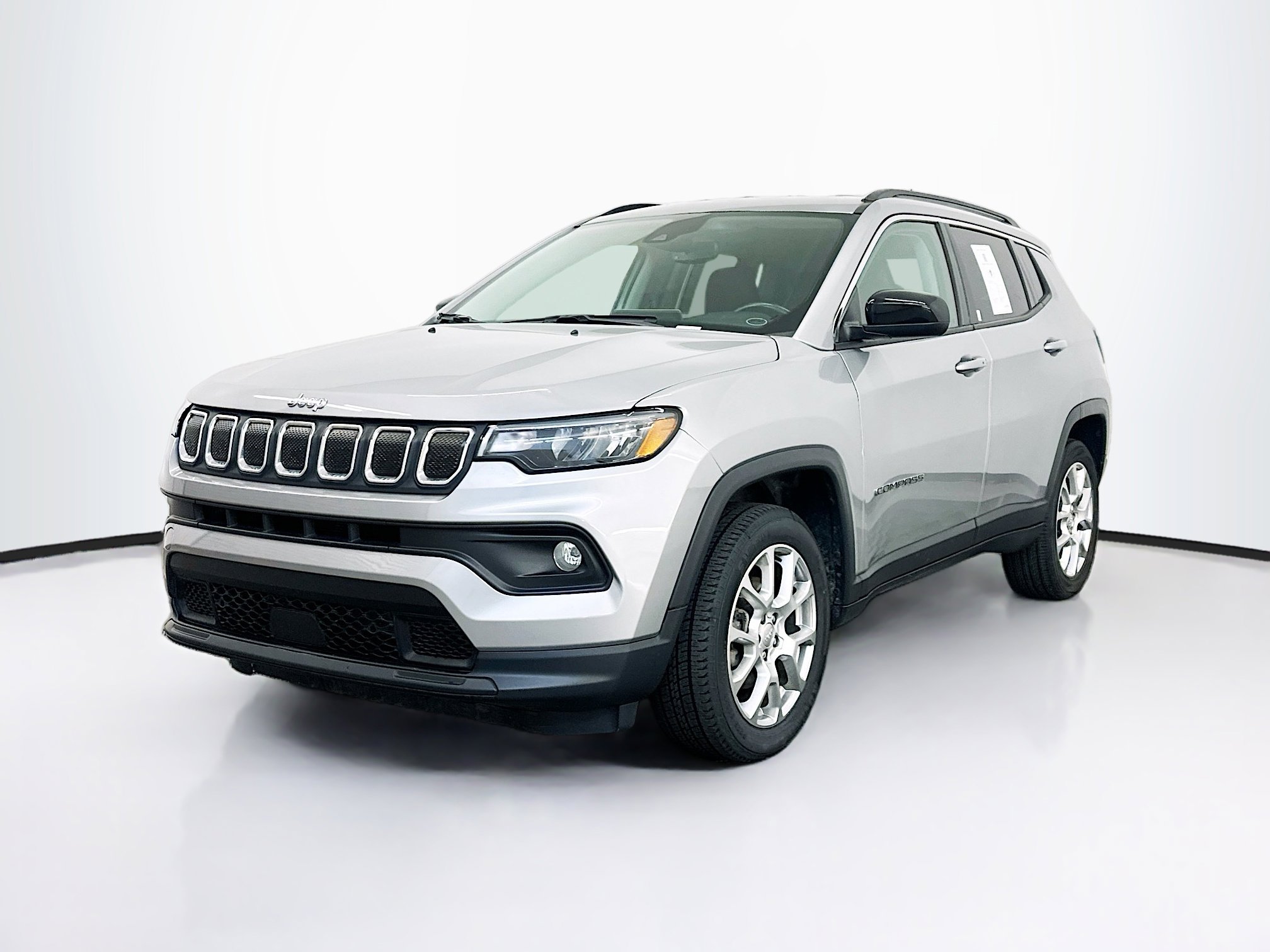 Used 2022 Jeep Compass Latitude image 3