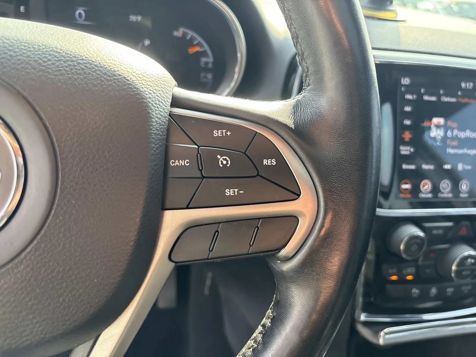 Used 2021 Jeep Grand Cherokee Laredo X AWD/4WD image 34