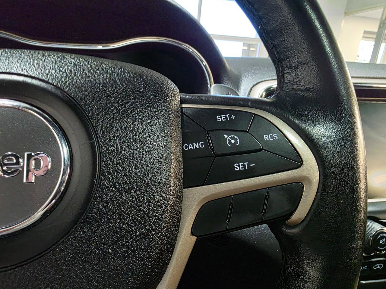 Used 2015 Jeep Grand Cherokee Limited AWD/4WD image 32