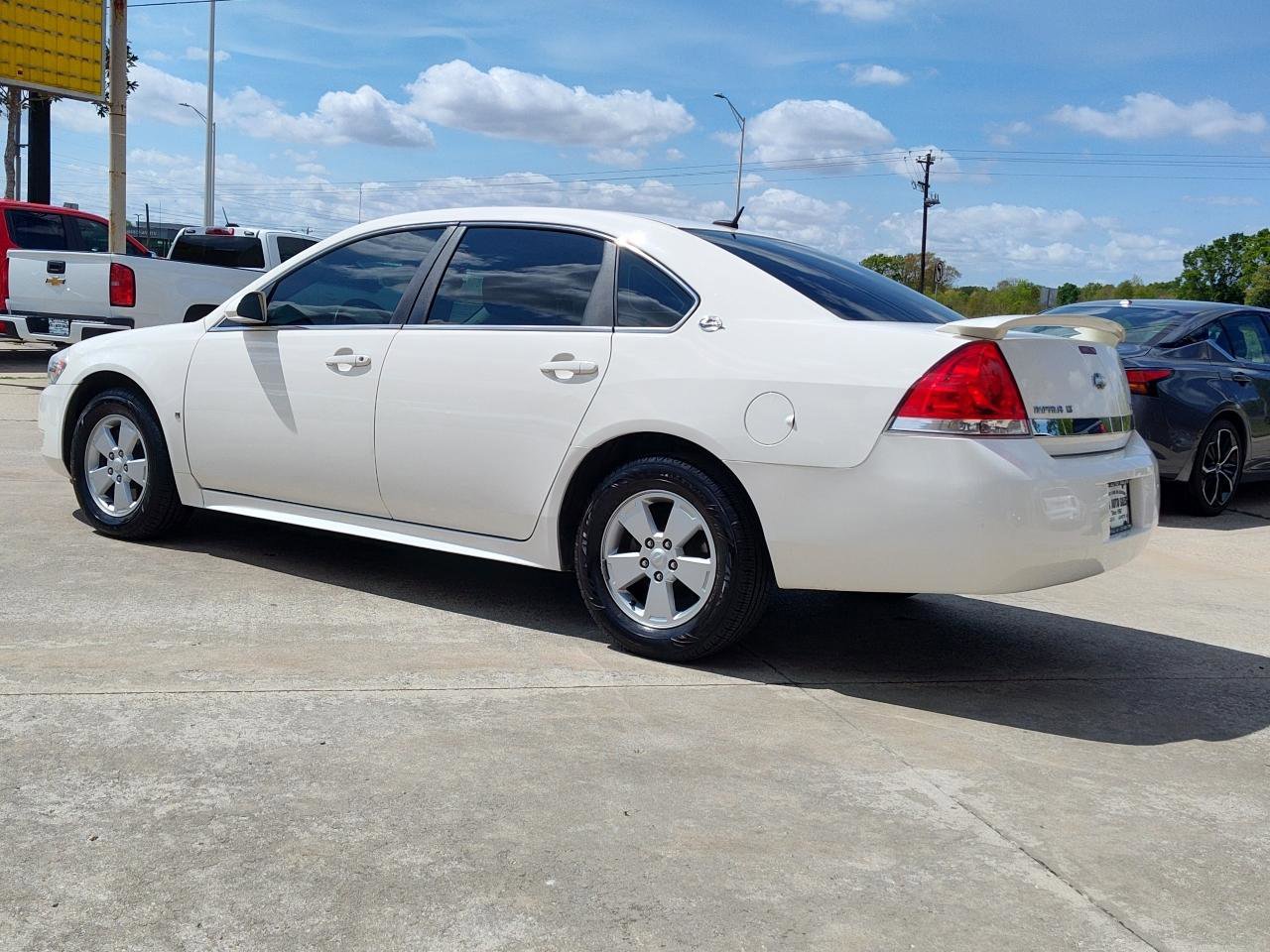 Used 2009 Chevrolet Impala LT w/ Luxury Edition Package FWD image 4
