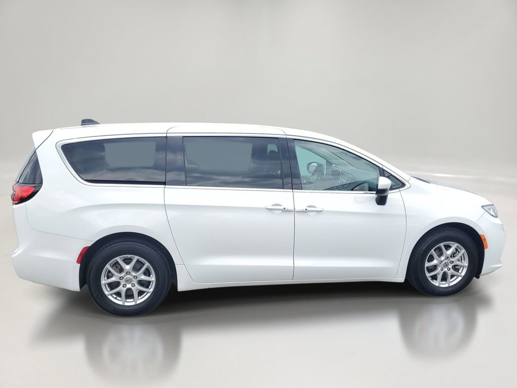 Used 2023 Chrysler Pacifica Touring-L FWD image 7