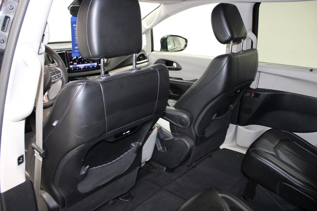 Used 2024 Chrysler Pacifica Touring-L image 27