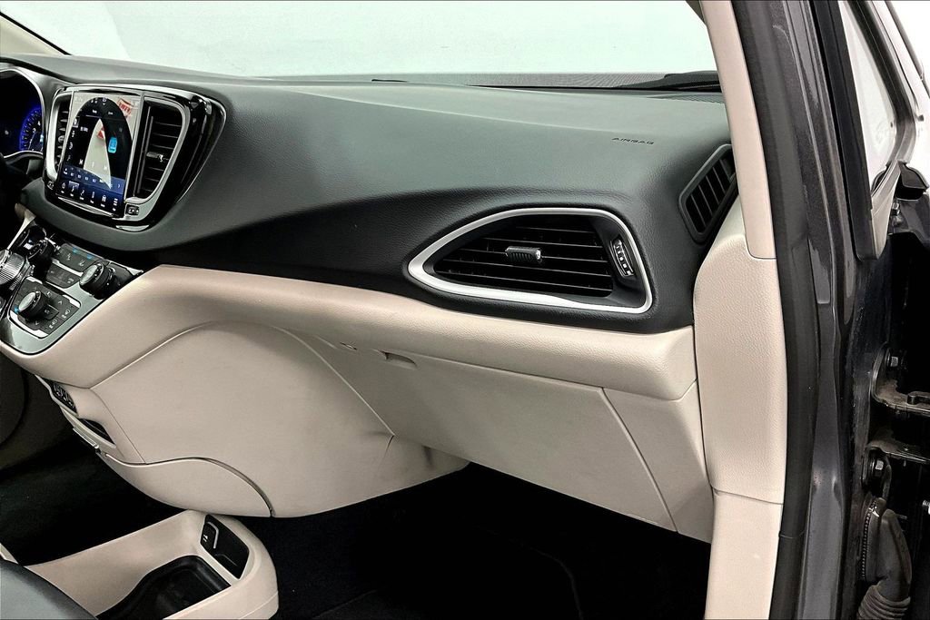 Used 2023 Chrysler Pacifica Touring-L FWD image 19