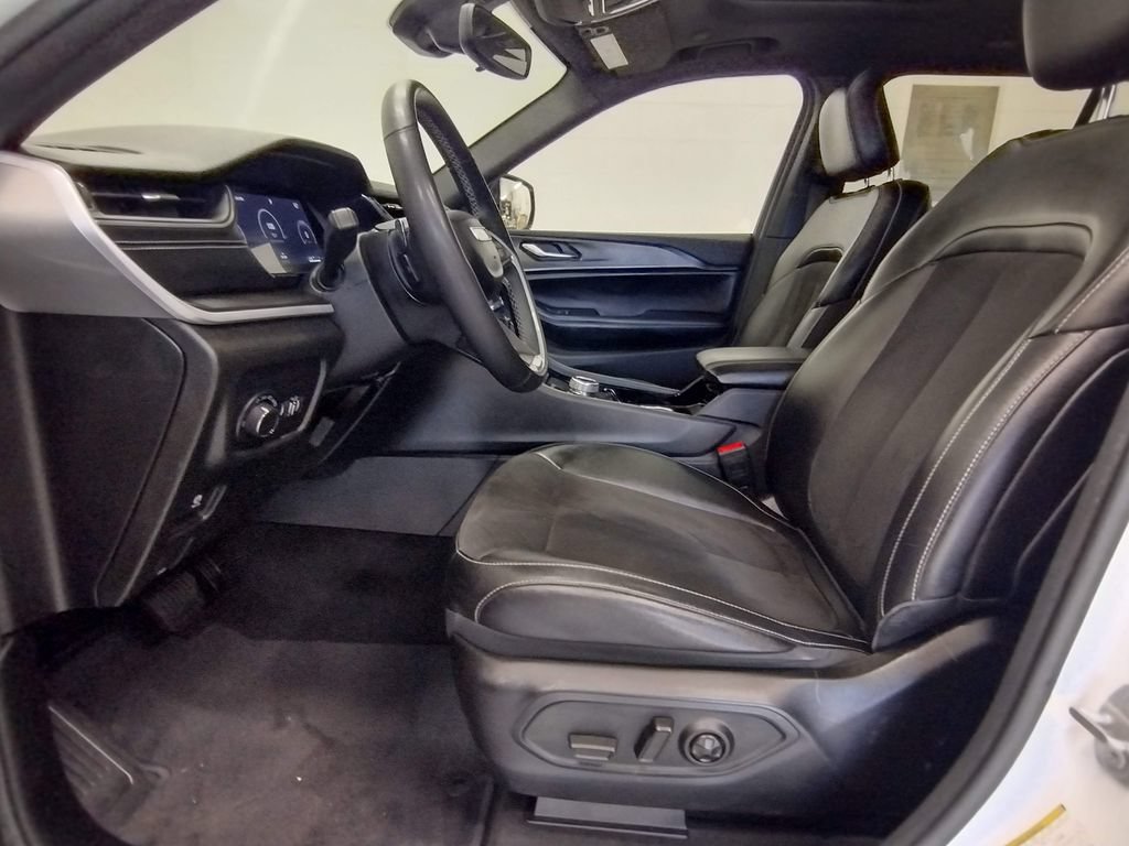 Used 2023 Jeep Grand Cherokee Altitude AWD/4WD image 24