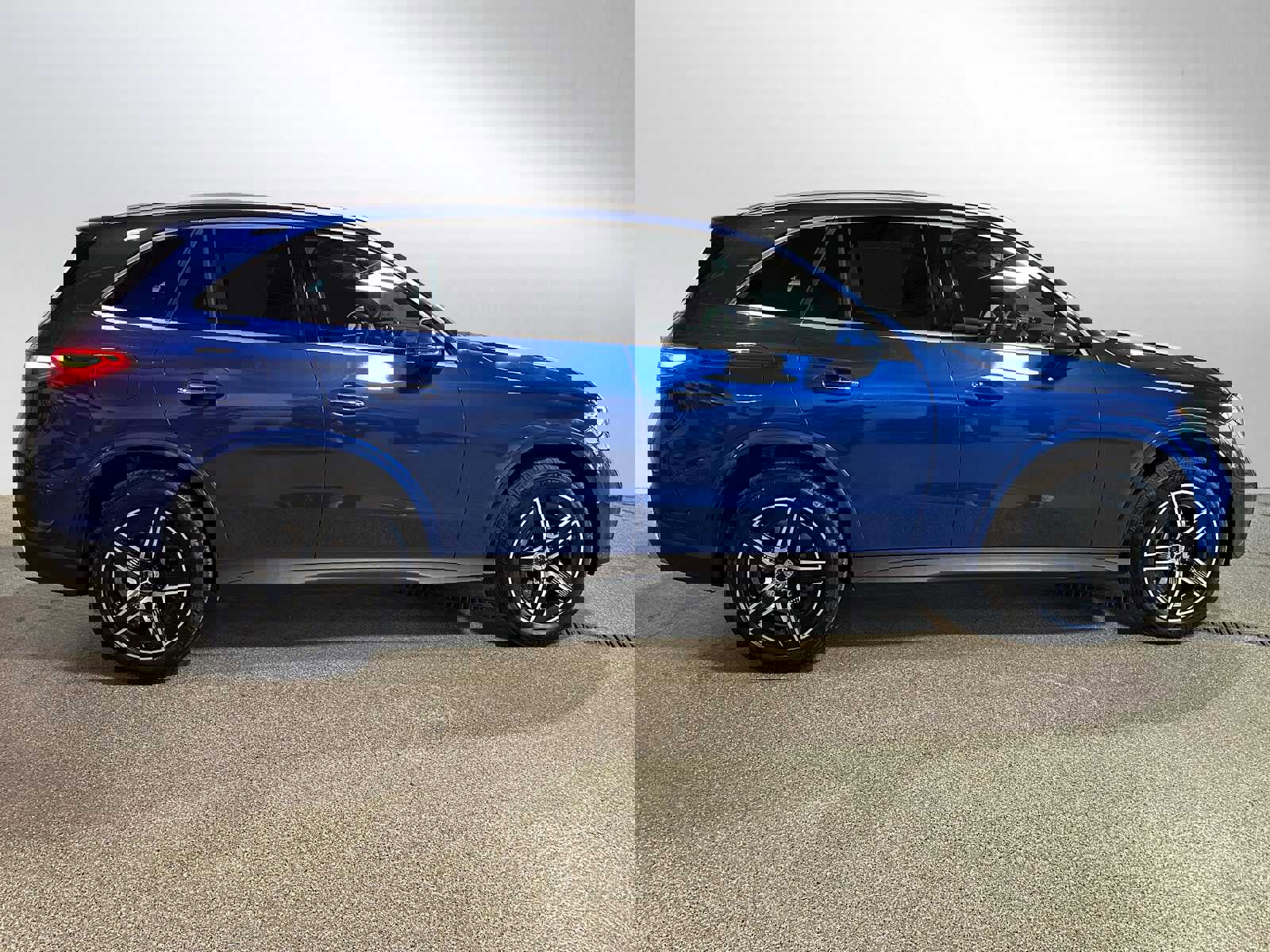 Used 2024 Mercedes-Benz GLC 300 4MATIC image 8