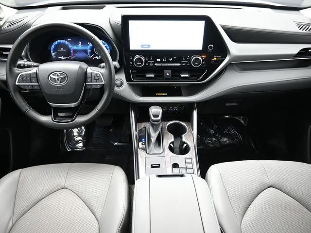 Used 2023 Toyota Highlander Platinum FWD image 16