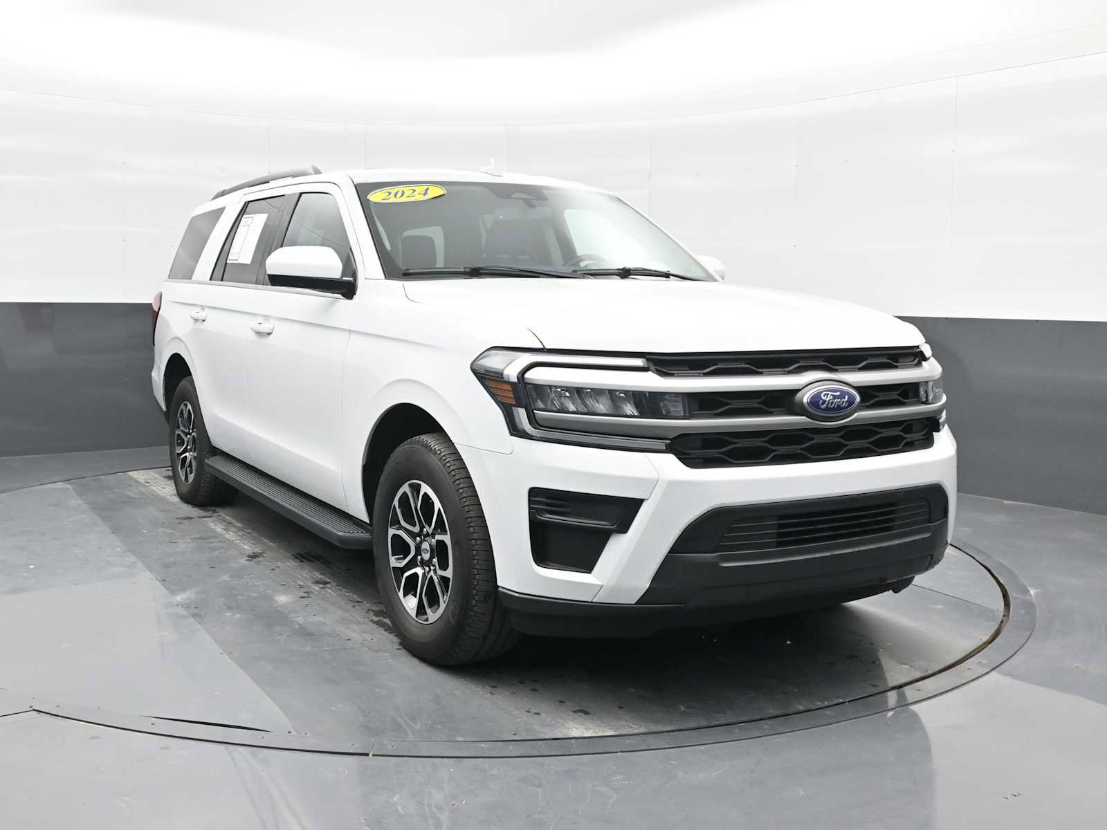 Used 2024 Ford Expedition XLT image 2