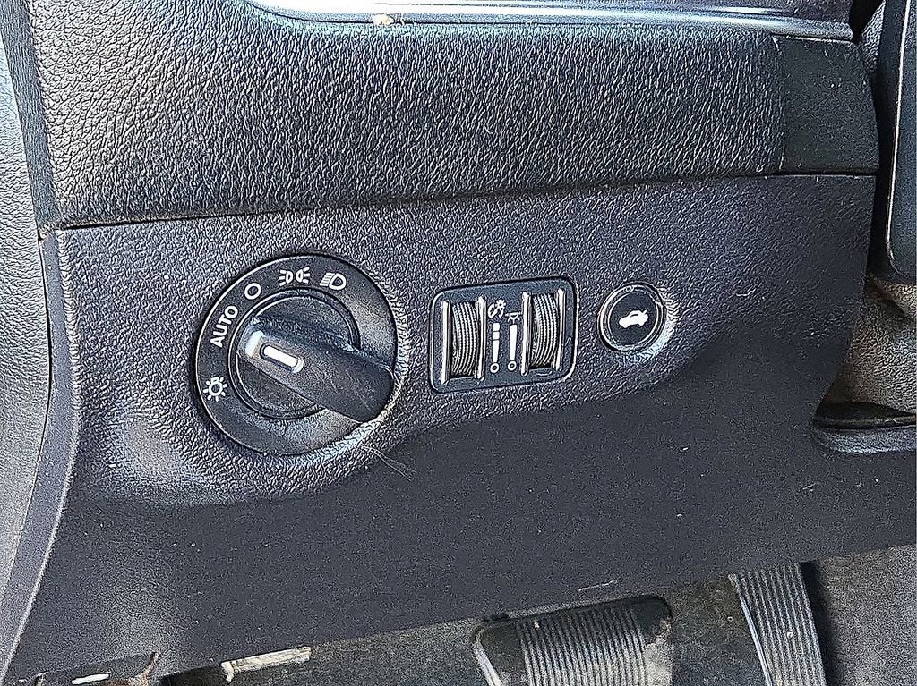 Used 2015 Dodge Challenger SXT image 20